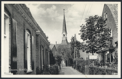 17824 Gezicht in de Kerklaan te Doorn, met op de achtergrond de toren van de gereformeerde Kampwegkerk (Kampweg 22) te Doorn.